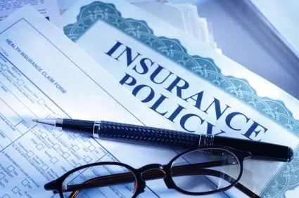 Dossier d’assurance emprunteur et questionnaire de santé posés à côté d’un contrat de prêt international