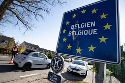 Passeport français, plan d'un logement et documents bancaires étalés sur un bureau pour une demande de crédit hors de France