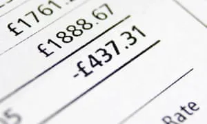 Relevé de compte bancaire étranger affichant un solde négatif, avec agios et ligne de découvert autorisé