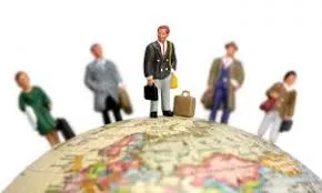 Valise et documents bancaires sur une table, illustrant la préparation d’un dossier de crédit d’expatrié