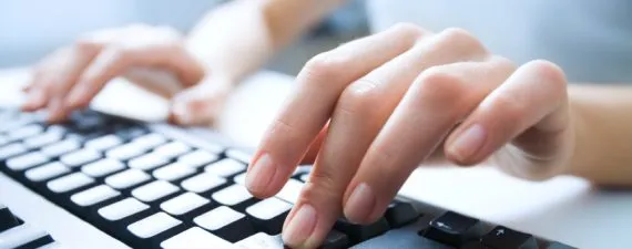 Écran d’ordinateur affichant un formulaire de demande de prêt en ligne avec pièces justificatives à téléverser