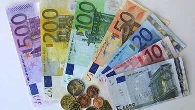Emprunteur numérisant une pièce d'identité pour une demande de crédit en ligne
